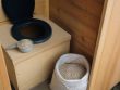 Comment utiliser du paillis de chanvre dans les toilettes sèches pour absorber et limiter les odeurs