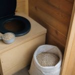 Comment utiliser du paillis de chanvre dans les toilettes sèches pour absorber et limiter les odeurs