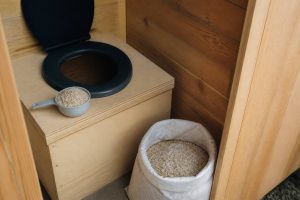Comment utiliser du paillis de chanvre dans les toilettes sèches pour absorber et limiter les odeurs